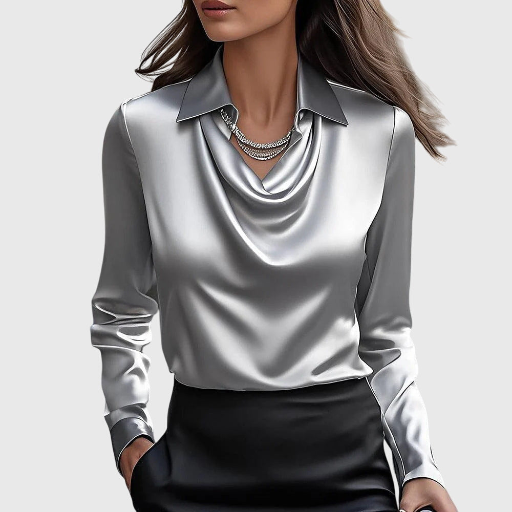 Sylvie | Luxuriöse glänzende Bluse mit plissiertem Ausschnitt