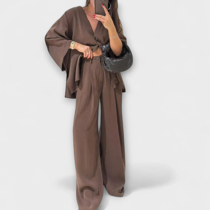 Jacqueline - Lässigs V-Ausschnitt Top und Hose Duo