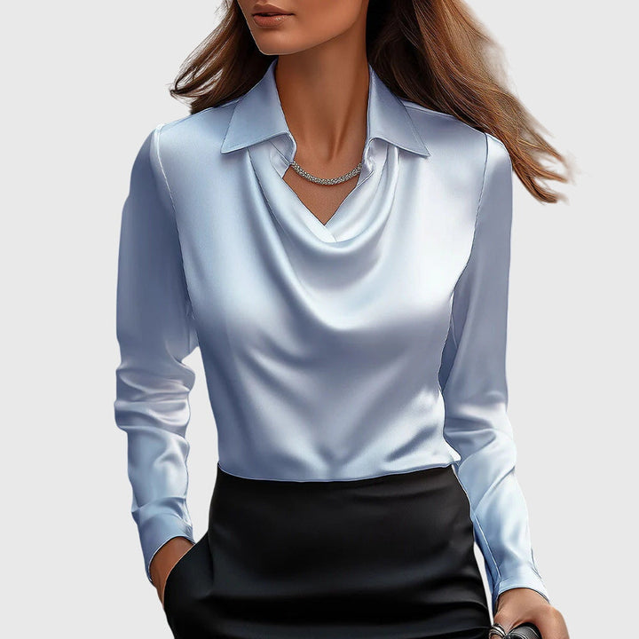 Sylvie | Luxuriöse glänzende Bluse mit plissiertem Ausschnitt