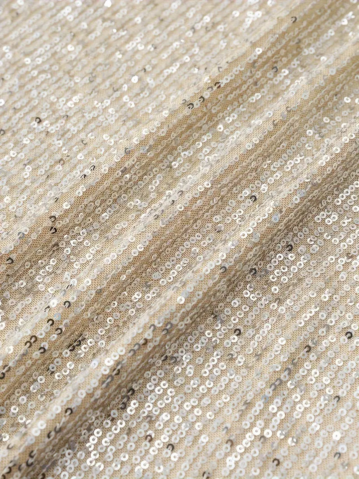 Party-Chleid mit Pailletten und Kontrast