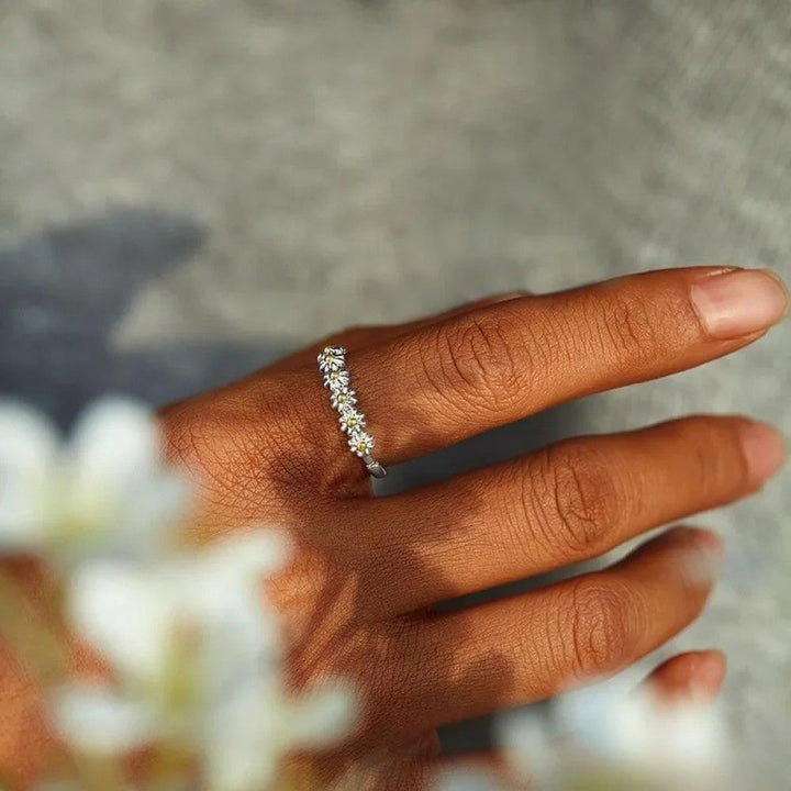 Verstellbarer Silberring mit handgmalt Gänseblümli us Emaille