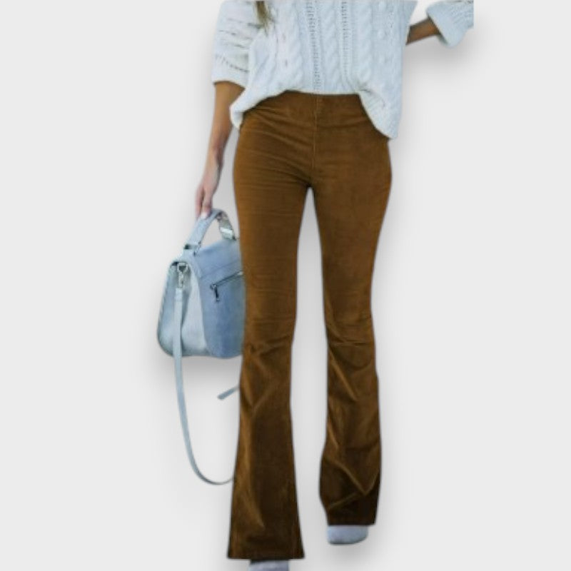 Chloe I Cordhose mit ausgestelltem Bein