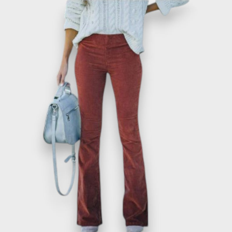 Chloe I Cordhose mit ausgestelltem Bein