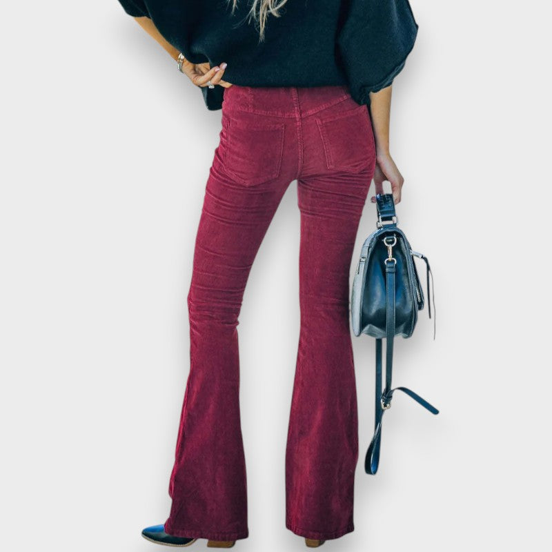 Chloe I Cordhose mit ausgestelltem Bein