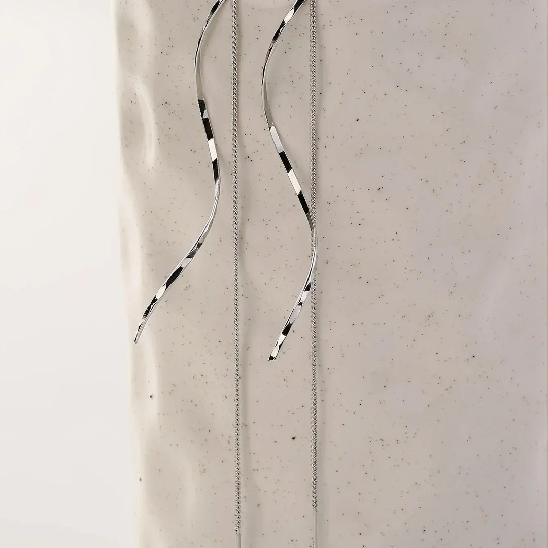 Lange Ohrringe mit Gewelltem Design