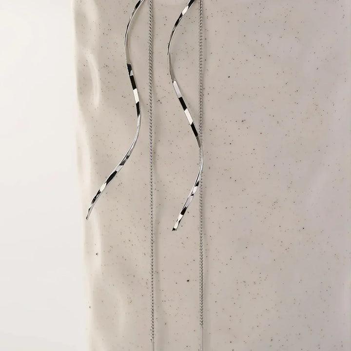 Lange Ohrringe mit Gewelltem Design