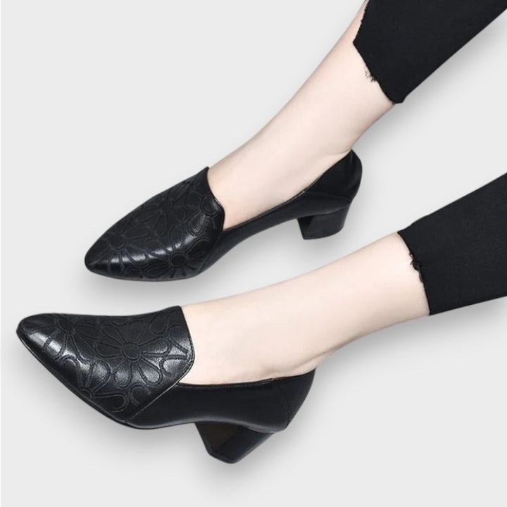 Nala | Weiche Pumps aus veganem Leder mit Stickerei