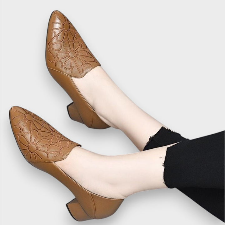 Nala | Weiche Pumps aus veganem Leder mit Stickerei